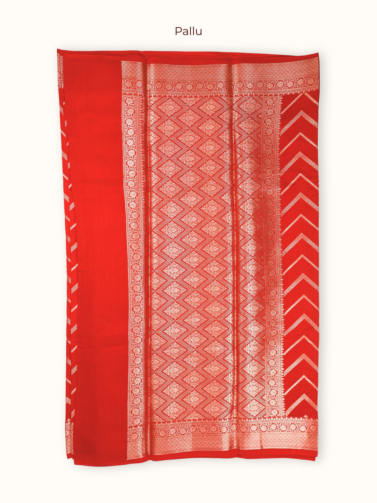 The pallu, a lattice of silver diamonds with a flower set in each