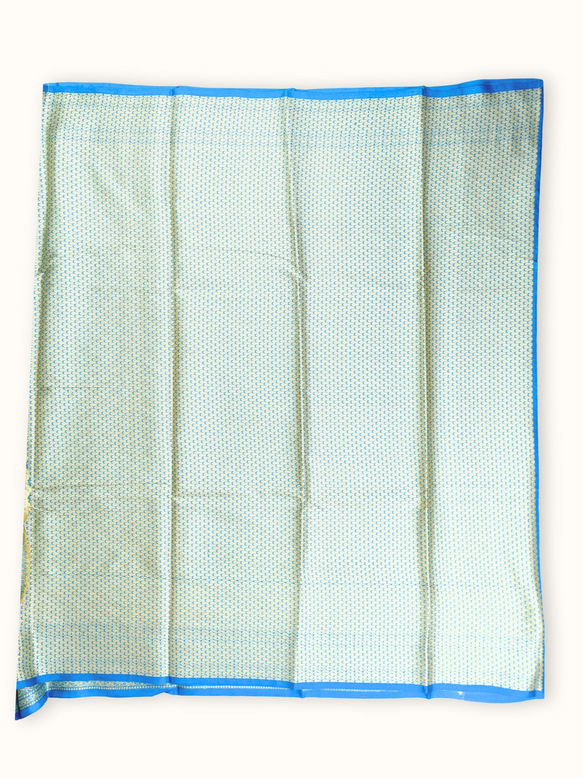 Fine scale pattern in reshmi zari across an open length