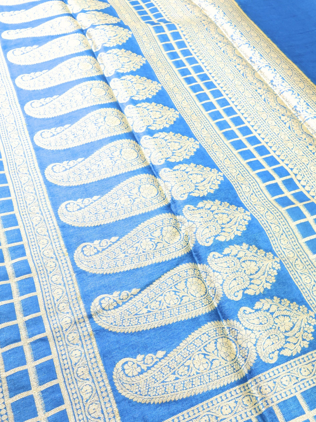 Paisleys and grid of the pallu in close detail