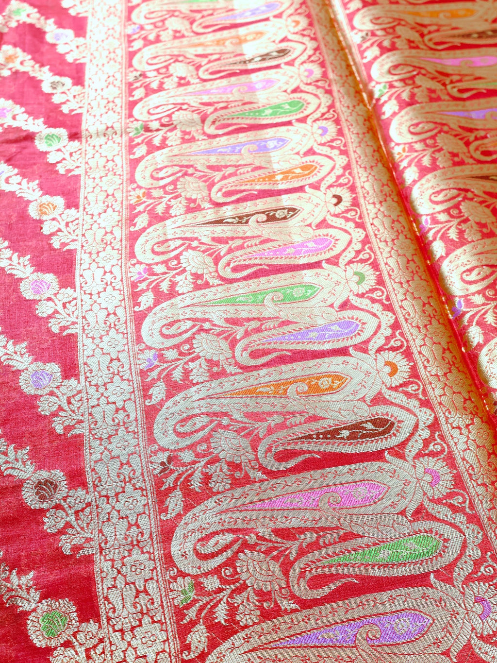 Meena paisleys of the pallu in close detail