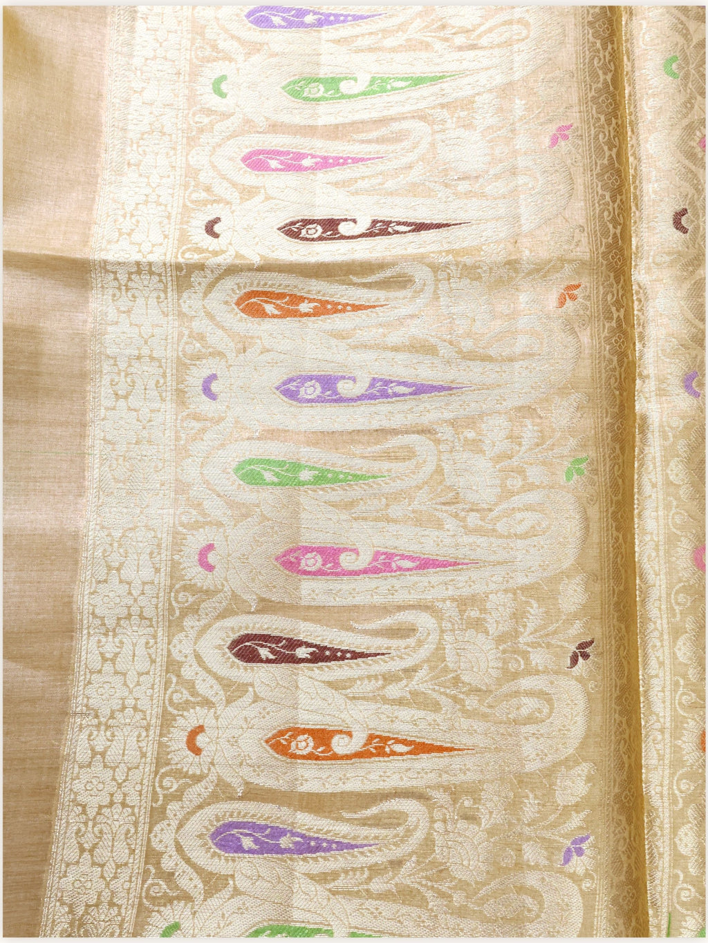 Meena paisleys of the pallu in close detail