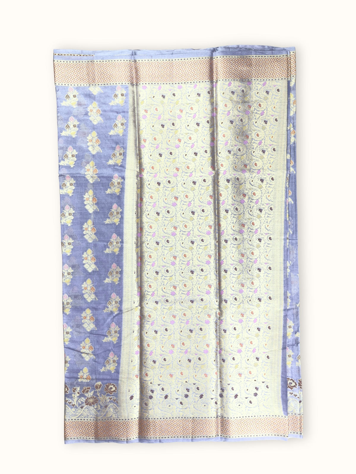 Pallu of paisleys and small coloured flowers