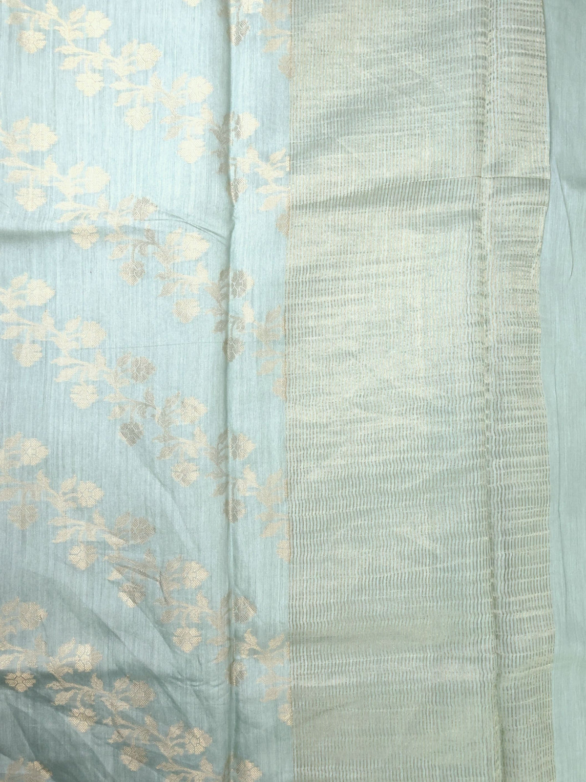 Floral sprays and tissue pallu in close detail