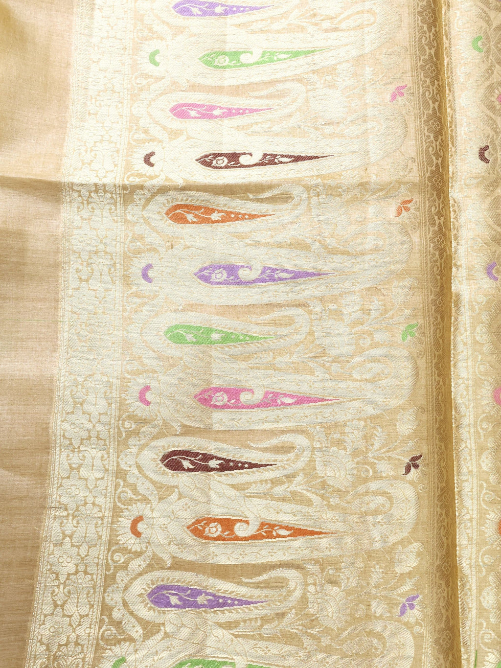 Meena paisleys of the pallu in close detail