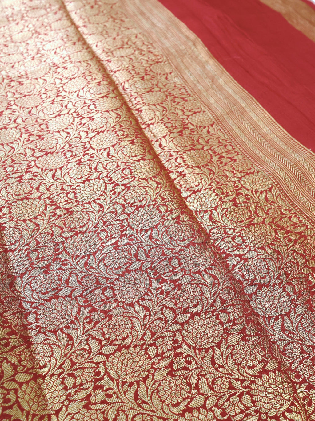 Gold floral jaal of the pallu in close detail
