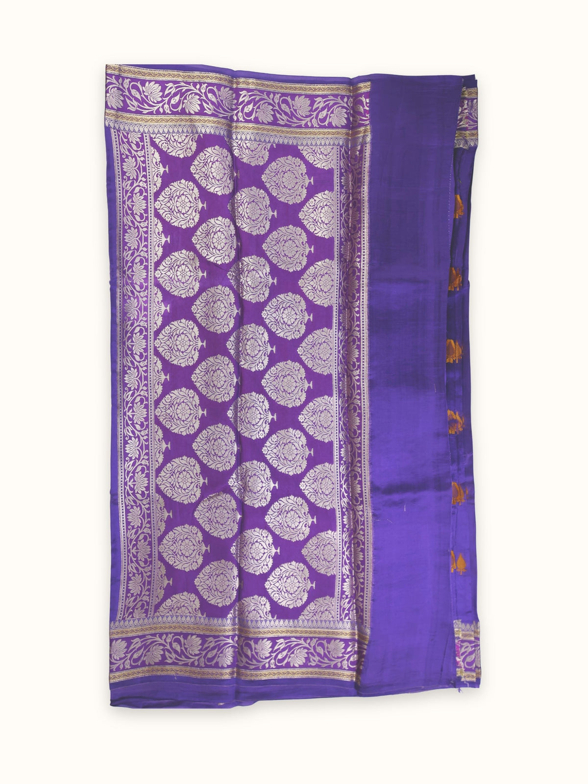 Pallu of large leaf motifs in zari