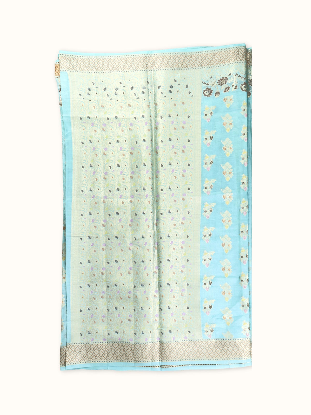 Pallu of paisleys and small coloured flowers