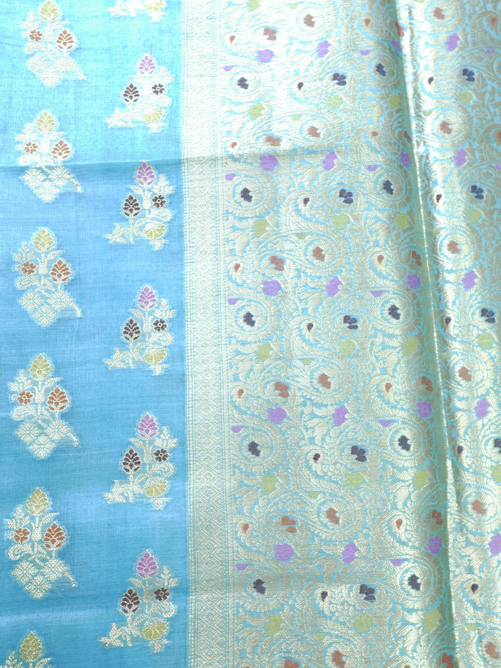 Flowering sprays and pallu in close detail