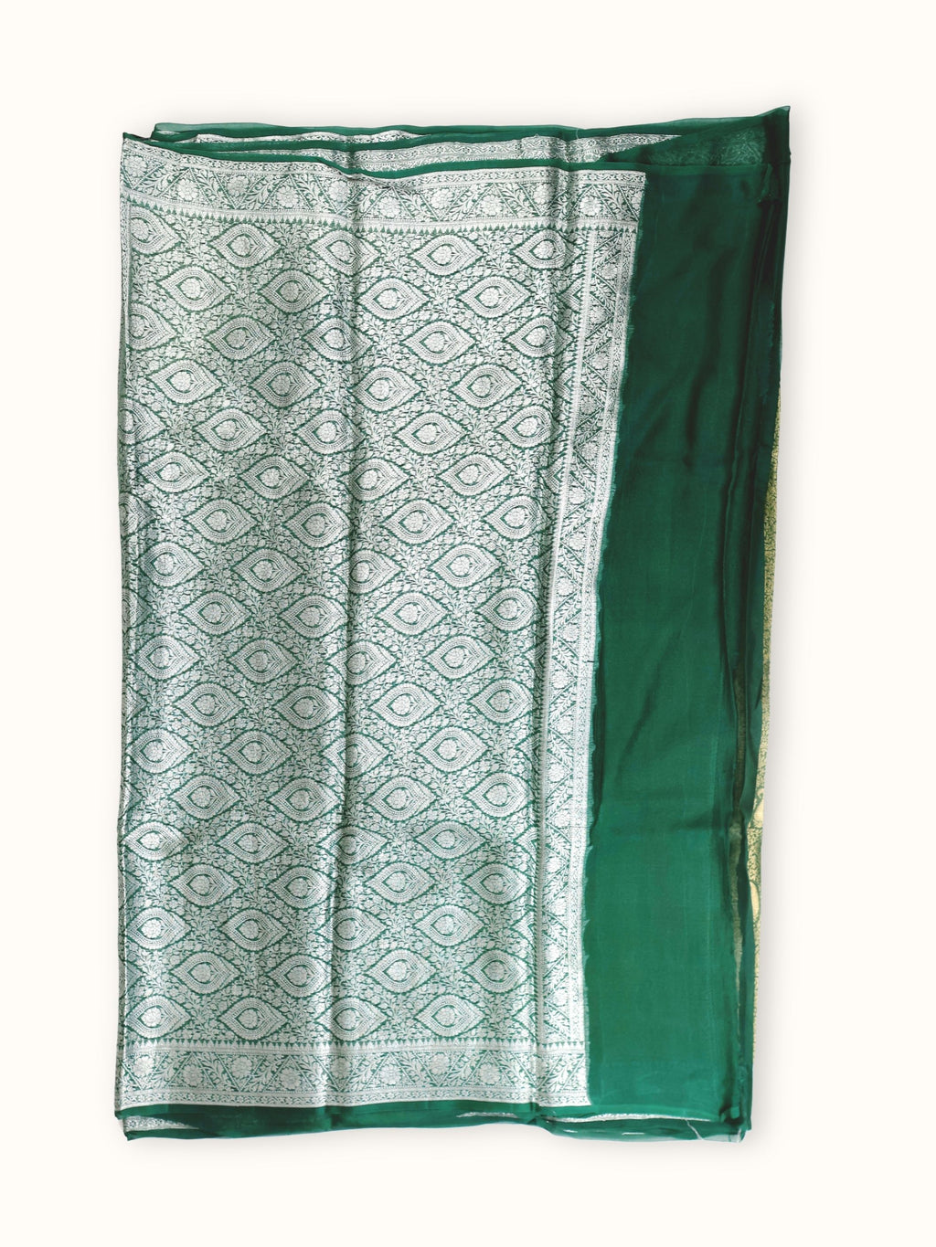 Silver pallu of tall leaf medallions