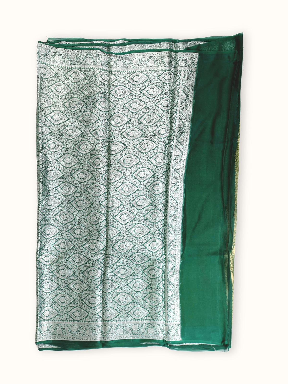 Silver pallu of tall leaf medallions